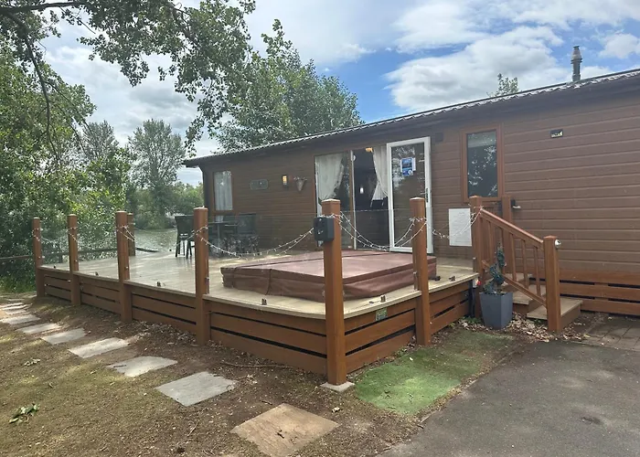 Rudd Lake Luxury Lakeside Lodge With Fishing & Hot Tub@Tattershall