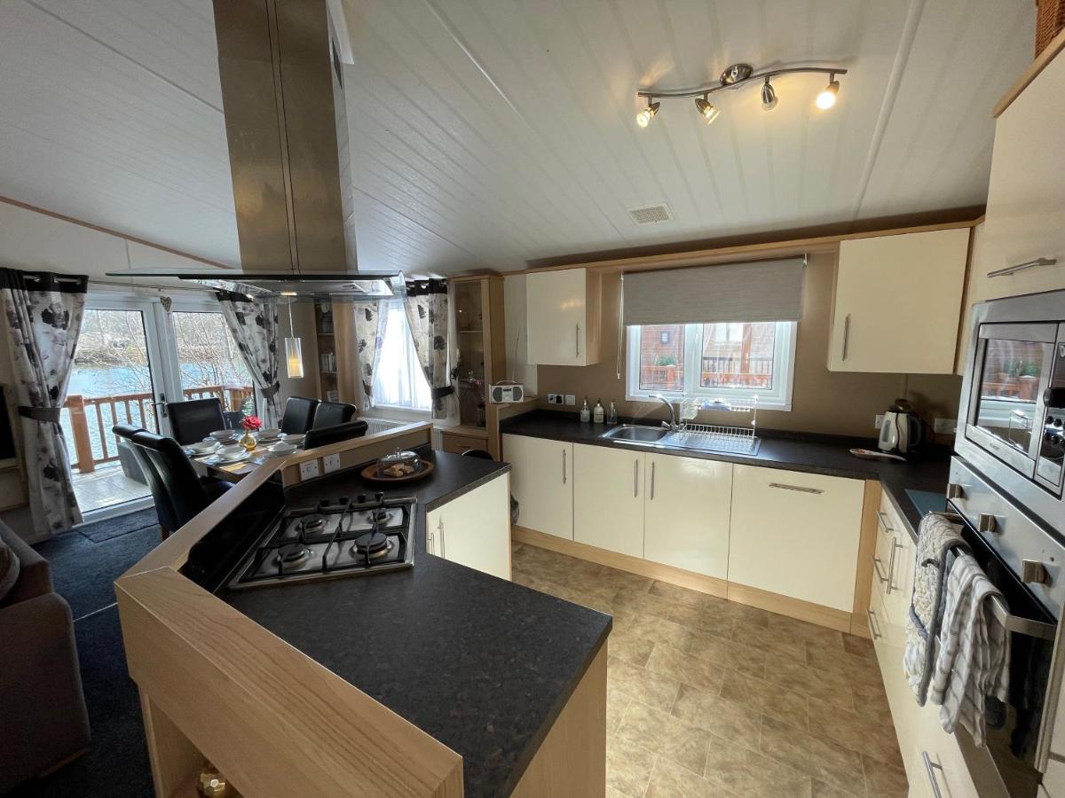 Rudd Luxury Lakeside With Fishing & Hot Tub@tattershall