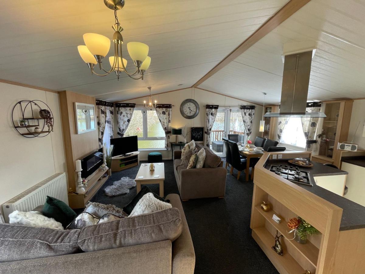 Rudd Luxury Lakeside With Fishing & Hot Tub@tattershall