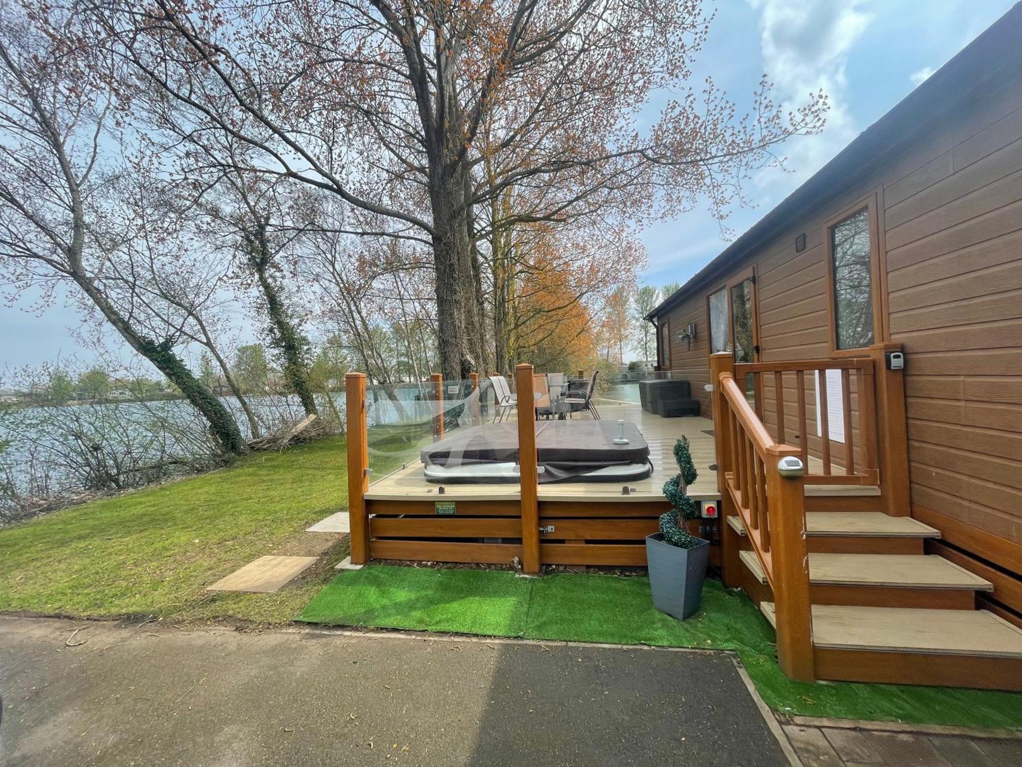 Rudd Luxury Lakeside With Fishing & Hot Tub@tattershall * Таттершолл